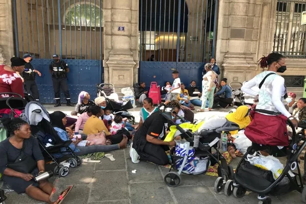 Imagem colorida, Migrantes sem-teto são removidos da entrada da Prefeitura de Paris- Metrópoles
