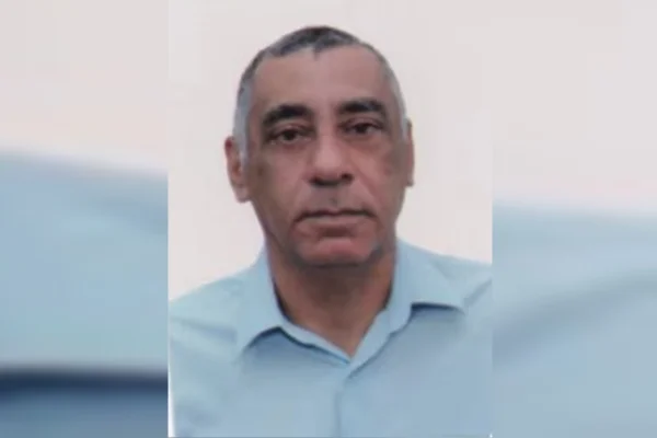 Imagem colorida de homem com camisa azul claro