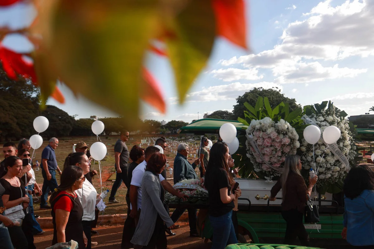 Parentes e amigos se despediram e prestaram uma última homenagem à menina Parentes e amigos se despediram e prestaram uma última homenagem à menina