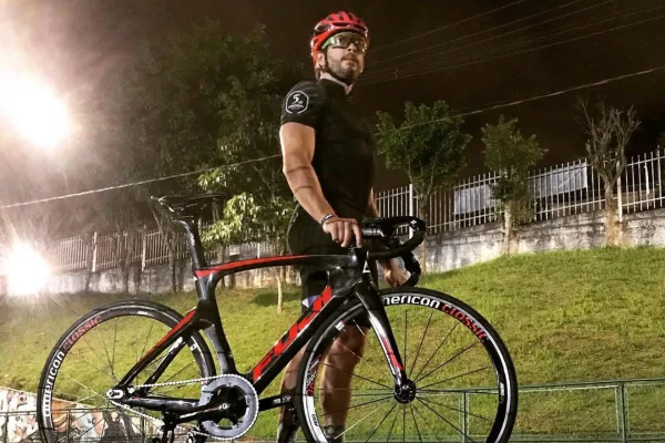 Imagem colorida mostra o ciclista Vitor Medrado - Metrópoles