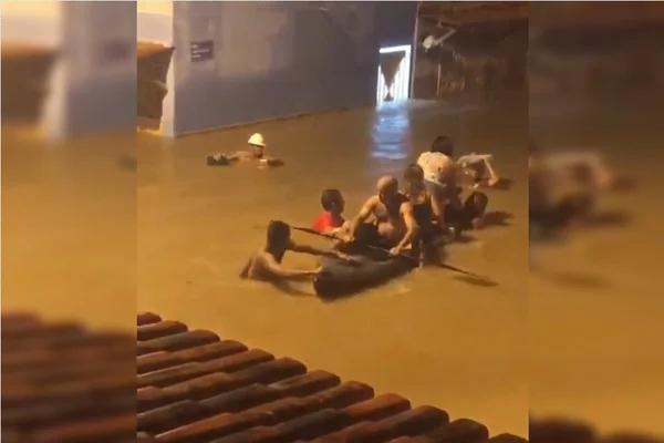 Vídeo: famílias de Itororó (BA) são resgatadas em barcos após chuva