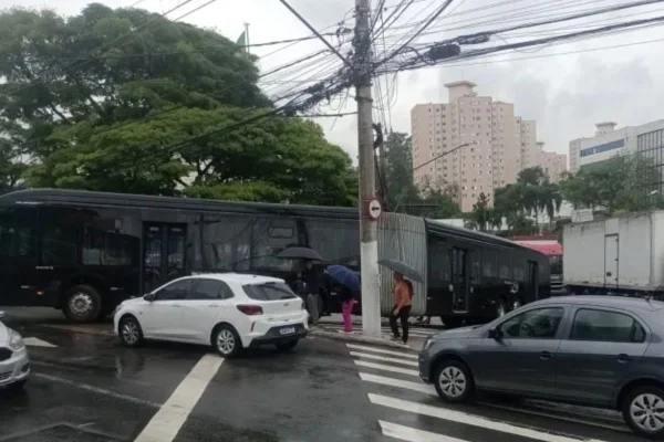 Internautas relatam trânsito na região. Ônibus ficou entalado no cruzamento entre a Avenida Interlagos e a Avenida Sargento Geraldo Sant'Ana - Metrópoles