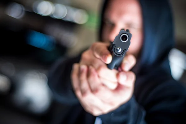 Homem aponta arma de fogo - Metrópoles