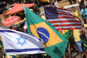 Bandeiras dos Estados Unidos se misturaram à bandeiras do Brasil em manifestações da direita em Brasília