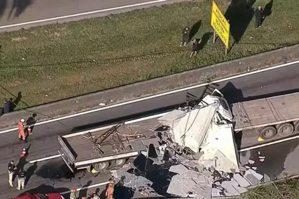 Foto colorida de acidente na pista da Serra das Araras que deixou um motorista de caminhão morto após um acidente causado por perseguição policial