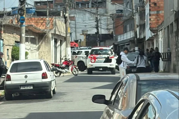Imagem colorida de viatura da PM em rua. Metrópoles