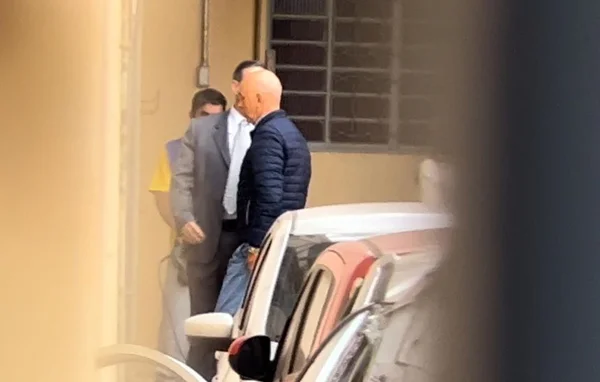 Imagem colorida do empresário roberto mantovani chegando para depor na PF em Piracicaba - metrópoles