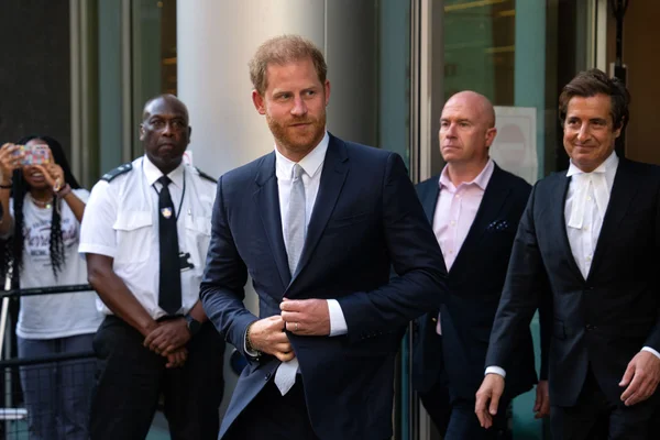 Harry foi ao tribunal para acabar com o ódio contra Meghan, diz jornal