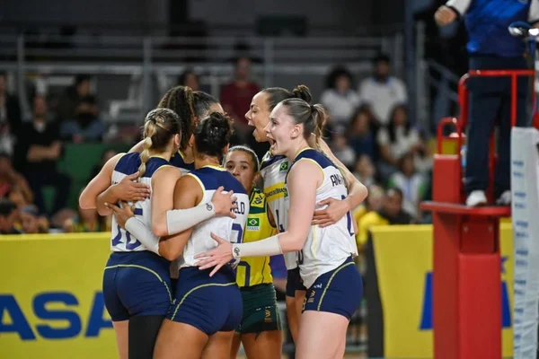 Foto colorida do jogo entre Brasil e Chile, pela Copa América de Vôlei feminino - Metrópoles