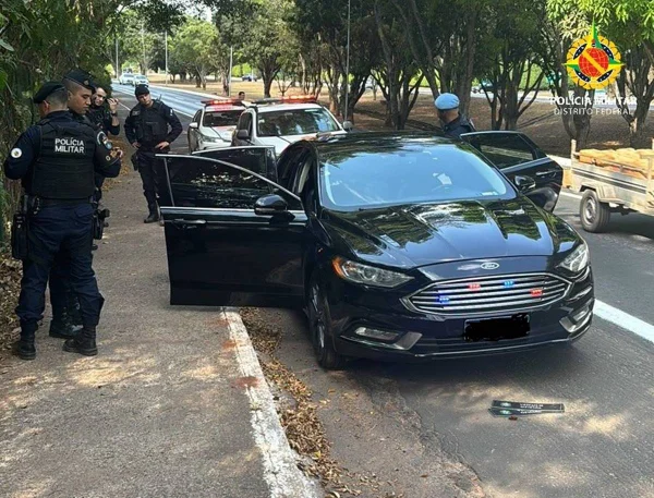Imagem colorida de um carro preto com portas abertas - Metrópoles