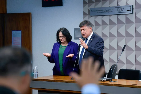 imagem colorida mostra senadores damares alves carlos viana, da bancada evangelica - Metrópoles