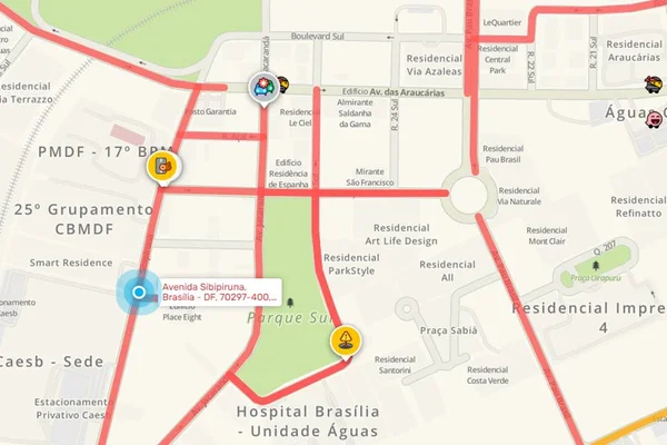 Vídeo: colisão de caminhão contra poste trava trânsito em Águas Claras