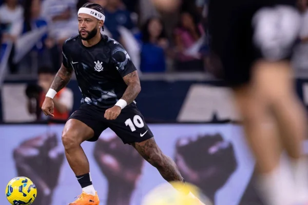 Foto colorida de Memphis Depay - Metrópoles