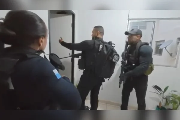 PM é alvo de operação por integrar milícia de Juninho Varão no RJ