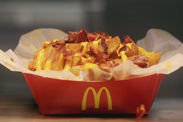McDonald’s relança batata frita com queijo e Grand Cheddar Bacon