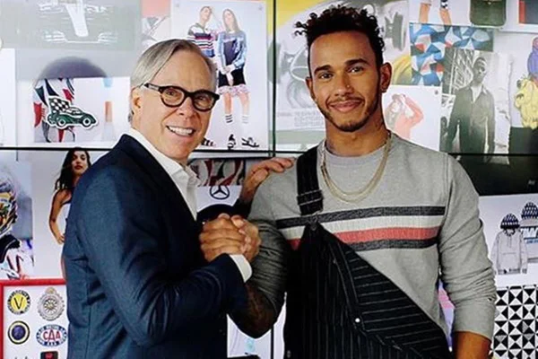 Tommy Hilfiger e piloto Lewis Hamilton