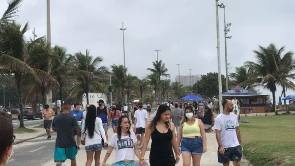 Com temperatura mais baixa, cariocas trocam praia pelo pastel de feira