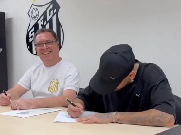 Vídeo: caneta falha antes de Neymar assinar contrato com o Santos
