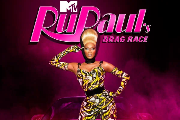 drag queen loira de macacão colado estampado - metrópoles