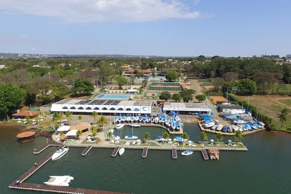 Imagem aérea da marina e da área do Clube da Aeronáutica, à beira do Lago Paranoá