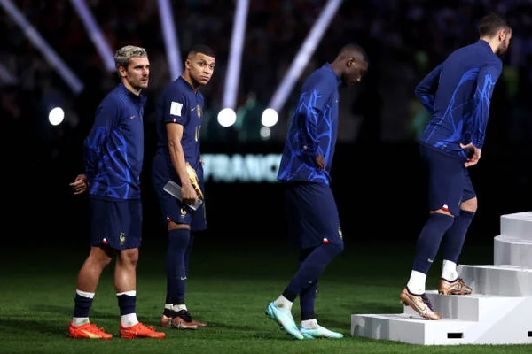 Atletas da seleção francesa são alvos de racismo nas redes sociais