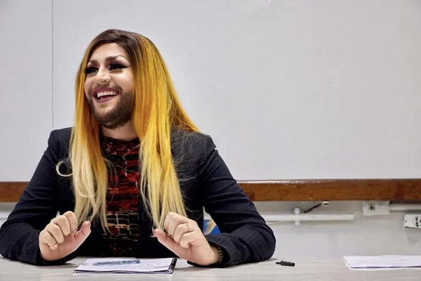 Estudante de direito defende monografia na UnB “montado” de drag queen