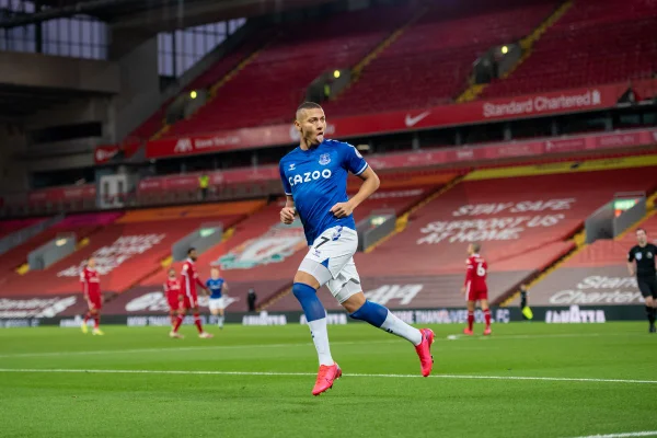 Richarlison marca contra o Liverpool