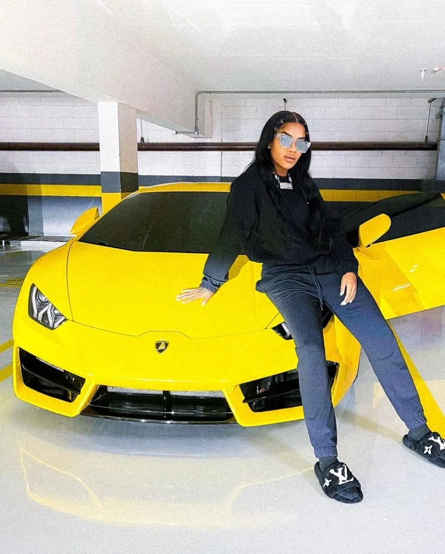 Ludmilla posa com uma Lamborghini Huracán, que custa R$ 3 milhões no Brasil Ludmilla posa com uma Lamborghini Huracán, que custa R$ 3 milhões no Brasil