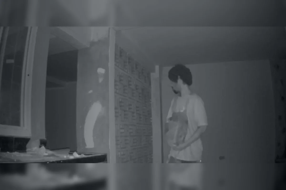 Dois homens são presos após furtar casa e fugir pelo telhado. Veja vídeo