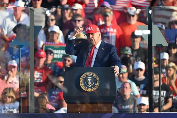 Imagem colorida do presidente Donald Trump