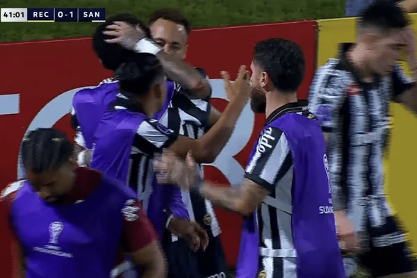 Neymar e Robinho Jr. se abraçando após gol no Paraguai
