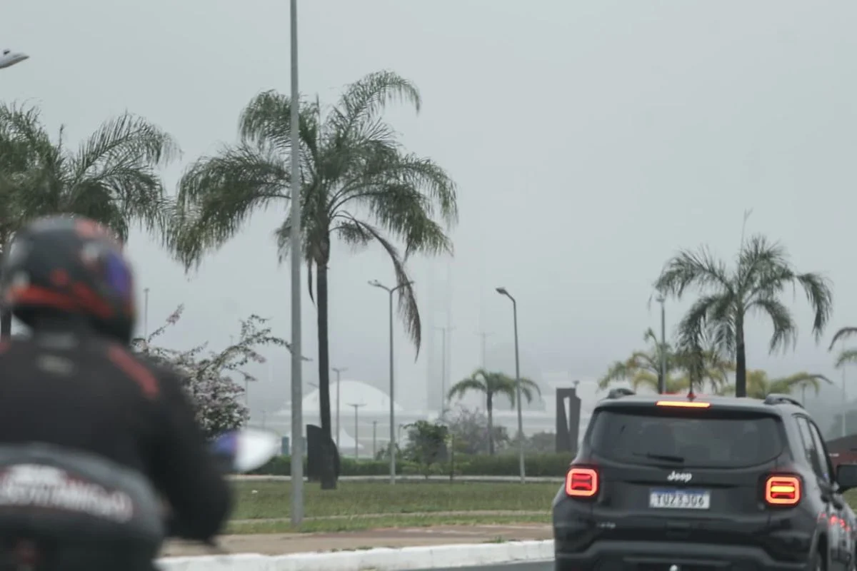 O céu de Brasília amanheceu tomado por uma forte neblina O céu de Brasília amanheceu tomado por uma forte neblina
