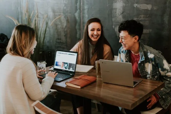 Equipe de mulheres trabalhando em uma mesa