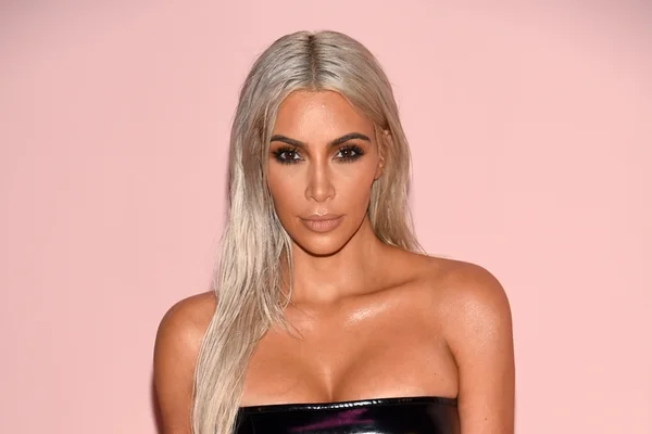 Kim Kardashian publica pela primeira vez foto da filha recém-nascida