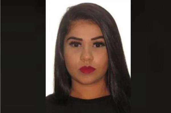mulher de batom vermelho