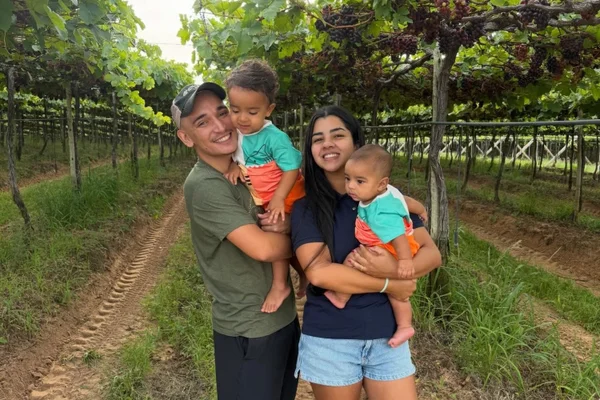João Gomes com a mulher e os filhos