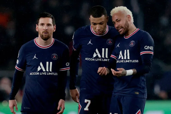 Messu, Mbappé e Messi em campo