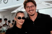 Romulo Arantes Neto e Mari Saad posam juntos e sorridentes Romulo Arantes Neto e Mari Saad posam juntos e sorridentes