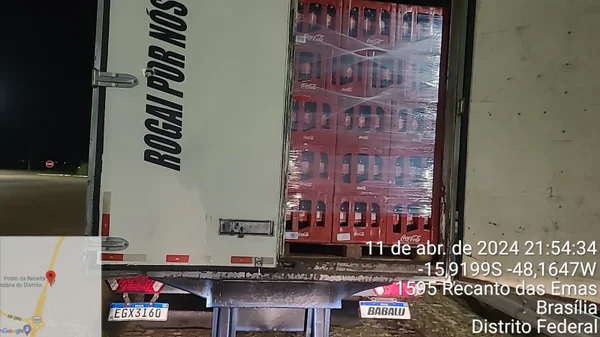 Imagem colorida de carreta com refrigerante - Metrópoles