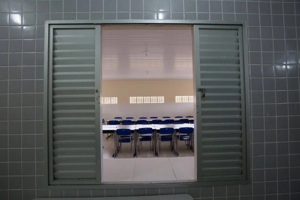 Janela de escola com vista para a sala de aula