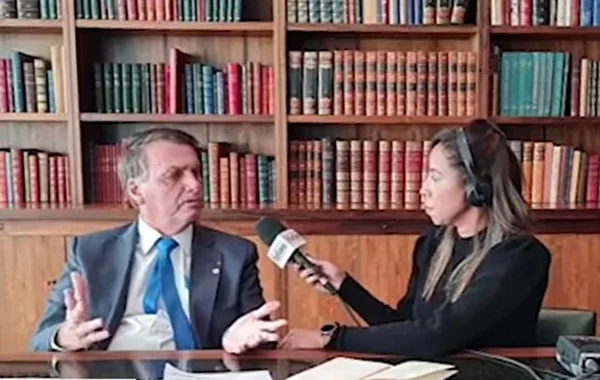 Imagem colorida de Bolsonaro põe em dúvida as urnas eletrônicas durante entrevista