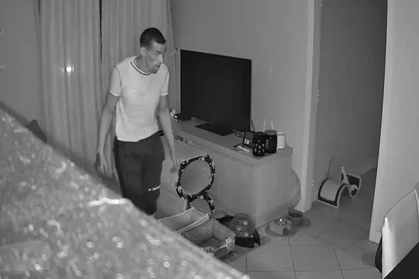 Imagem colorida, Vídeo: "homem-aranha" é preso ao escalar prédios e furtar apartamentos - Metrópoles