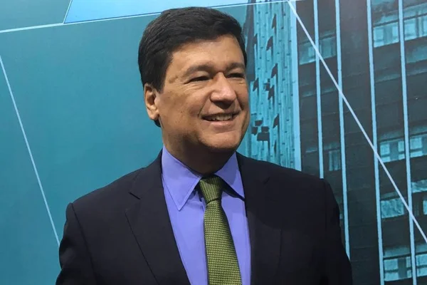 Internado com Covid-19, senador Carlos Viana recebe alta em Brasília