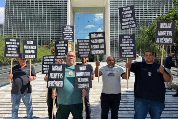 Policiais penais protestam contra Tarcísio na Alesp. Polícia Penal de SP - Metrópoles