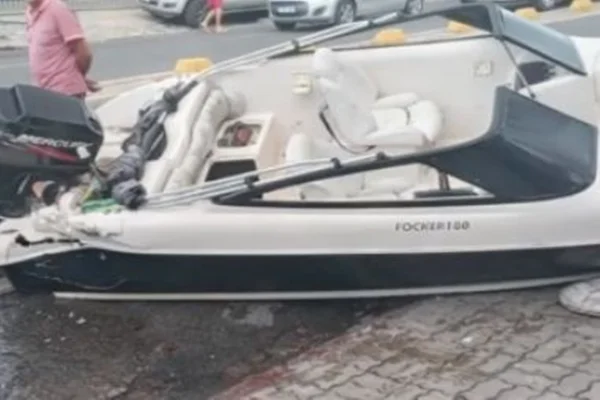 lancha caída na rua