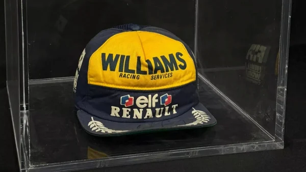 Boné de Ayrton Senna vai a leilão; saiba qual o lance inicial