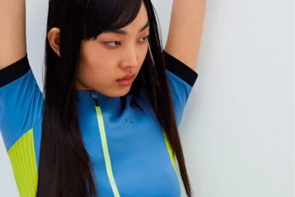 Na imagem com cor, modelo usa peça esportiva da Farfetch