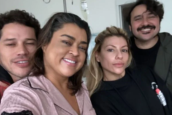Preta Gil recebe visitas de José Loreto e Thardelly Lima no hospital