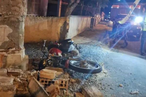 Imagem colorida,Motociclista “voa” sobre muro após colisão e morre em cidade de SC-Metrópoles
