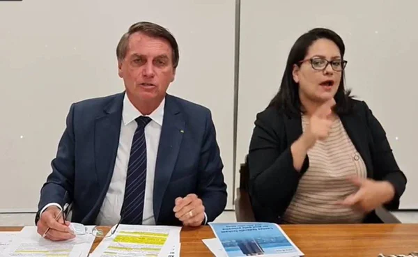 Bolsonaro cita efeitos da vacina e avisa pais: “Não será obrigatória”